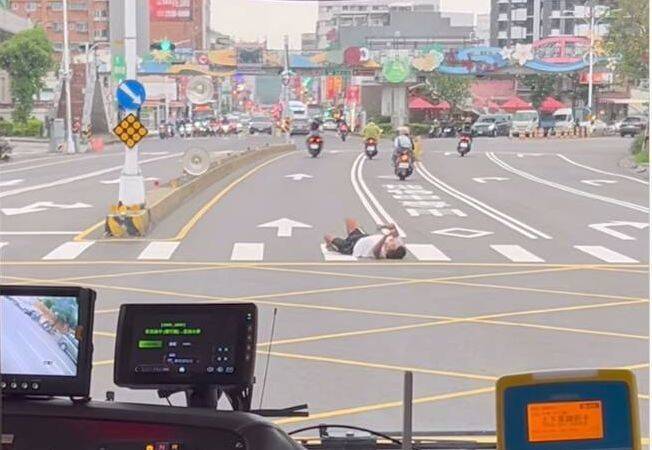 台中街頭驚見「翻滾哥」，躺斑馬線來回滾動。 圖：翻攝自Threads