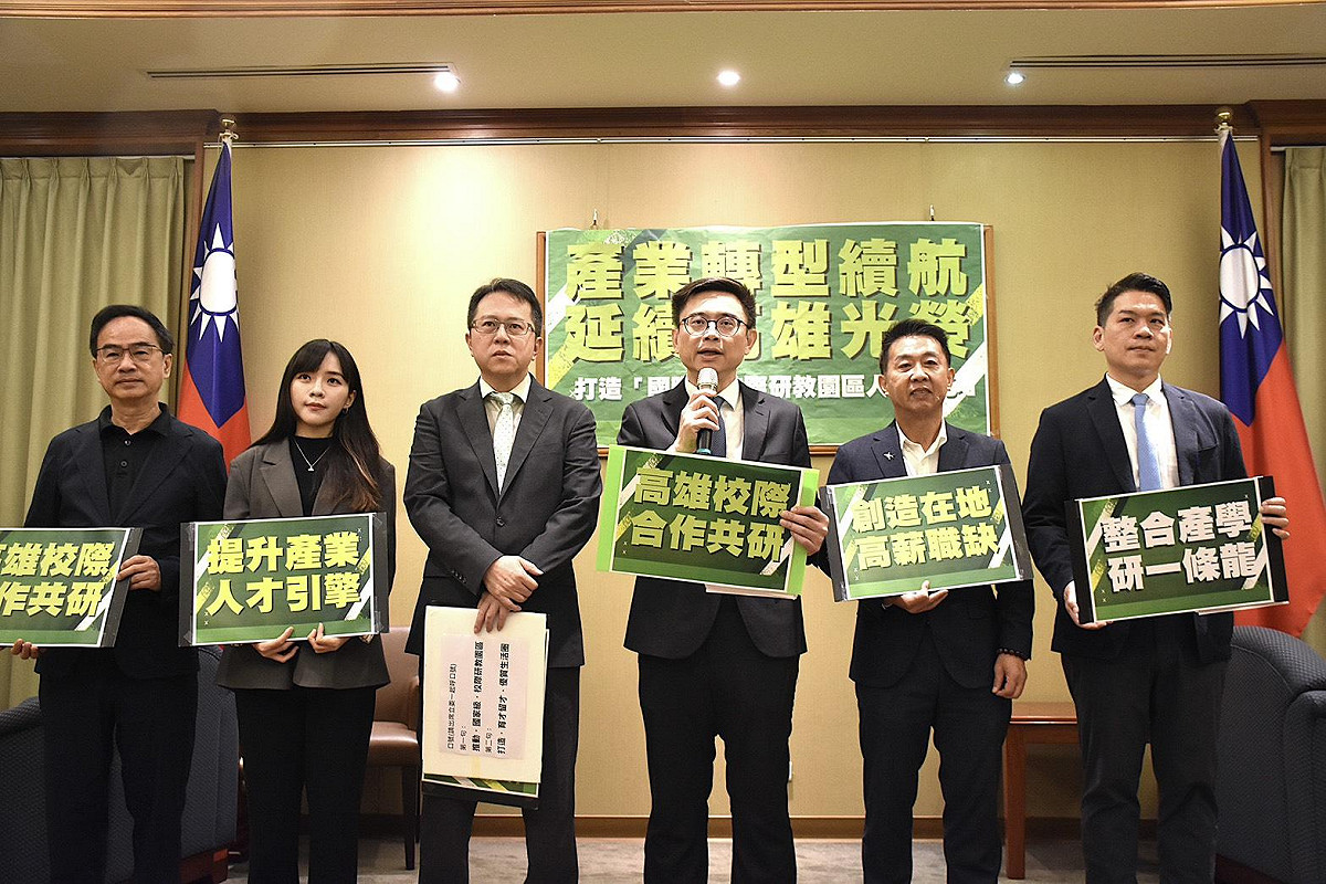 賴瑞隆(右三)與五位在地立委共同召開記者會，說明將延續市長陳其邁推動的「國家級校際研教園區人才中心」。 圖：賴瑞隆服務處/提供