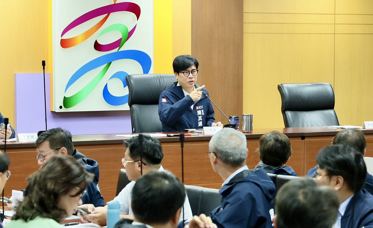 陳其邁在市政會議中指示各單位應持續強化漢他病毒症候群熱區巡查與通報機制，滾動式檢討防治成效。 圖：高雄市政府/提供