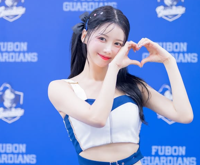 李雅英從2023年底來台加盟電豹女，2024年又加入Fubon Angels，憑藉甜美的外表及親民的性格，人氣節節上升。 圖：翻攝自李雅英IG
