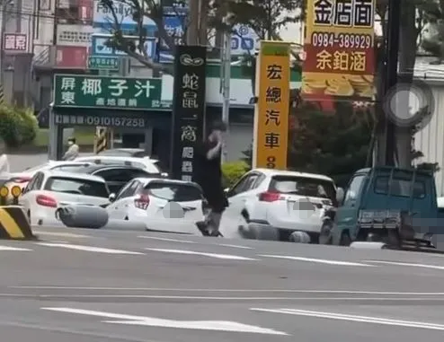 瓦斯桶散落在地並且外洩，駕駛竟叼菸搶救。 圖：翻攝自《竹北人有事嗎》