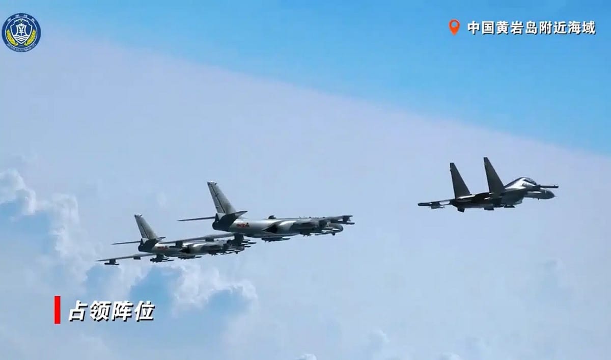 中國南部戰區出動多架重型轟炸機、戰鬥機與多艘軍艦，在具主權爭議的黃岩島上空及周邊海域展開高強度戰備巡邏與實兵演訓。 圖：翻攝「微博」@南部戰區