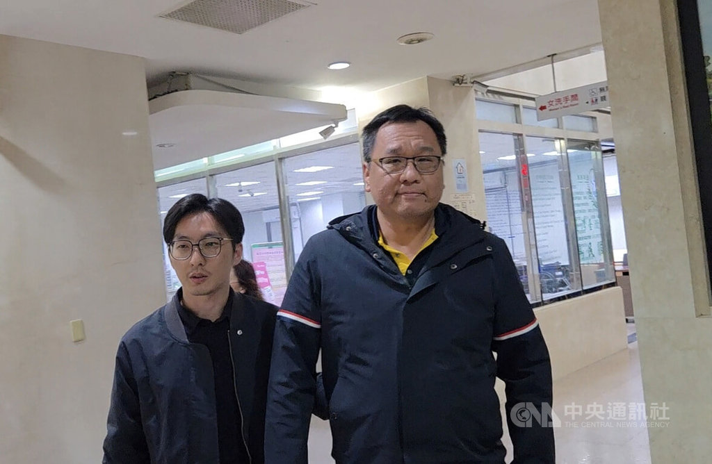 現任花蓮縣警察局刑警大隊大隊長、台北市內湖分局前偵查隊長劉宗仁（右）被控洩密，台北地檢署檢察官5日傳喚說明。中央社記者謝君臨攝　115年5月5日