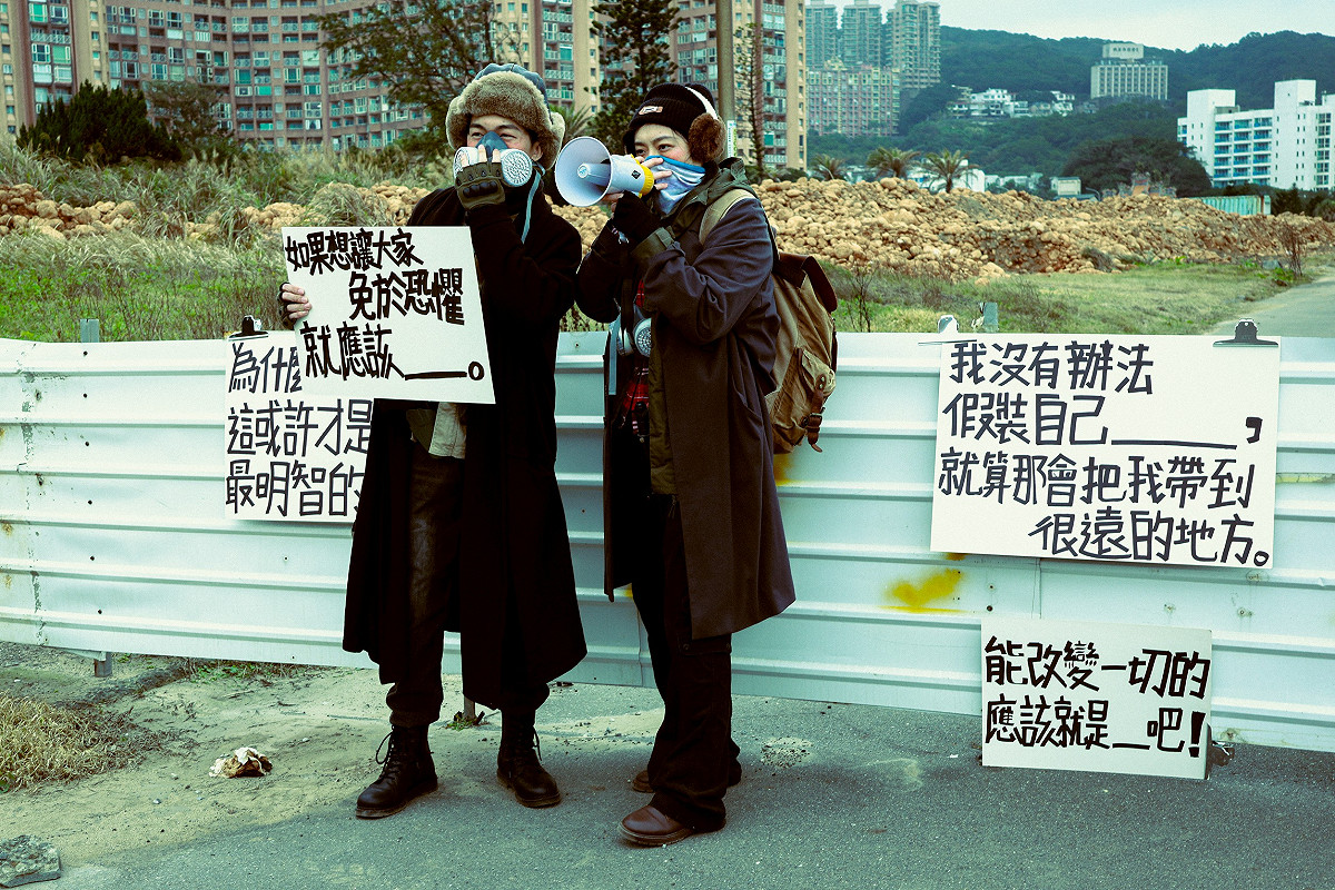 演員以象徵性的標語提問真相與恐懼，映照當代社會集體記憶。 圖：高雄市政府文化局/提供