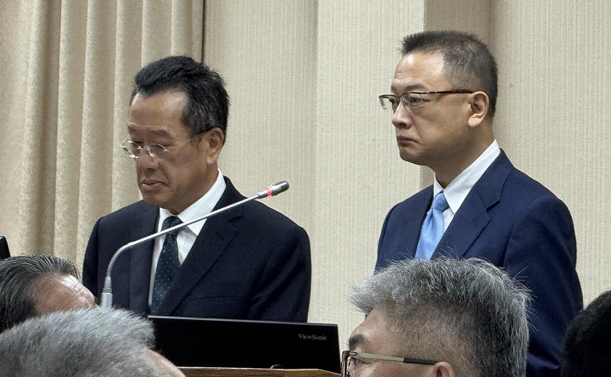 國防部長顧立雄及政務辦公室主任孫立方(右) 圖：林朝億/攝