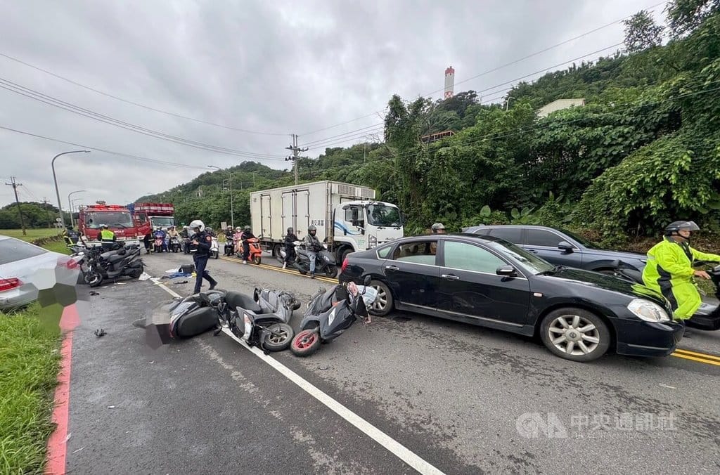 新北市館前路6日上午發生連環車禍，自小客車楊姓駕駛因分心撿拾手機使車輛失控撞擊對向車，共波及8車，6人受傷送醫。圖為現場狀況。（翻攝照片）中央社記者黃旭昇傳真  115年5月6日