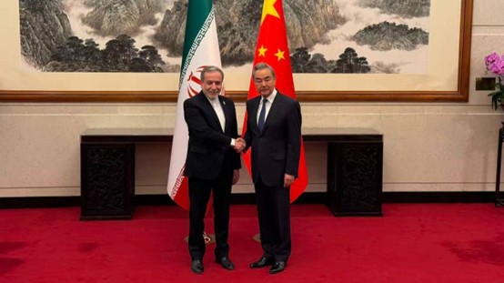 伊朗外交部長阿巴斯·阿拉奇（左）率團抵達北京，與中國外交部長王毅（右）舉行會談。 圖：翻攝自Ｘ／@MyLordBebo