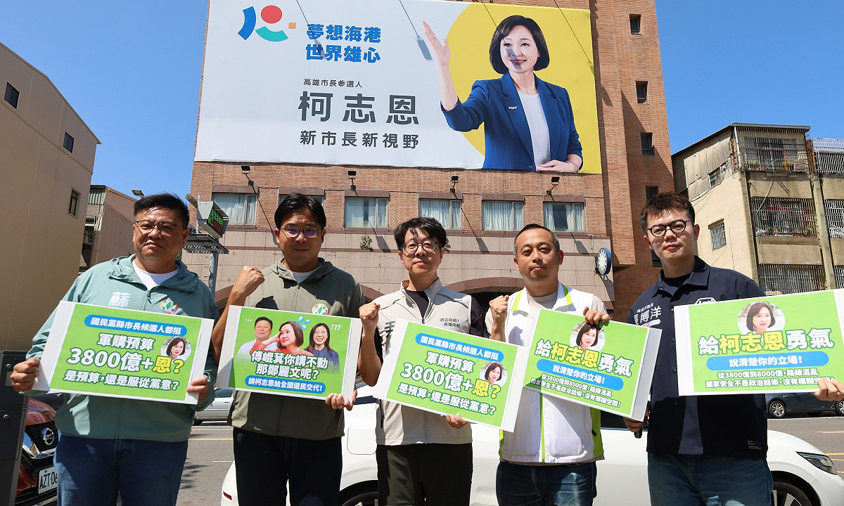 張博洋、吳昱鋒、尹立、蔡秉璁、蘇致榮(右至左)到國民黨高雄市黨部踢館，要求柯志恩「做自己」，勇敢向鄭麗文說不。 圖：張博洋服務處/提供