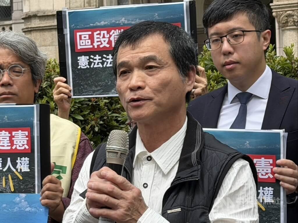 桃園航空城機場園區區段徵收案，被徵收居民陳健和（前）興訟敗訴定讞，6日與律師團赴司法院前舉行記者會，陳健和說，他的村子本來不在航空城計畫範圍內，根本不會被區段徵收，政府強制徵收導致幾乎滅村，盼透過聲請釋憲保障自己的財產及土地。中央社記者劉世怡攝　115年5月6日