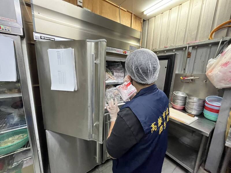 高雄知名桶仔雞傳出食物中毒，30人用餐目前已有11人上吐下瀉。 圖：高雄市衛生局提供
