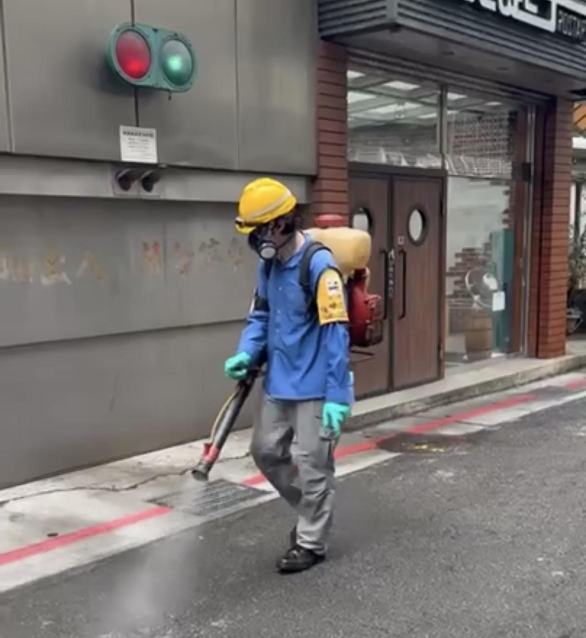 為了解決北市鼠患問題，北市府已派員到市內各地進行消毒。 圖：台北市政府/提供