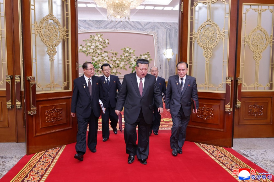 北韓領導人金正恩。圖為3月22日金正恩步入第15屆最高人民會議第一次會議議場。 圖：翻攝朝中社