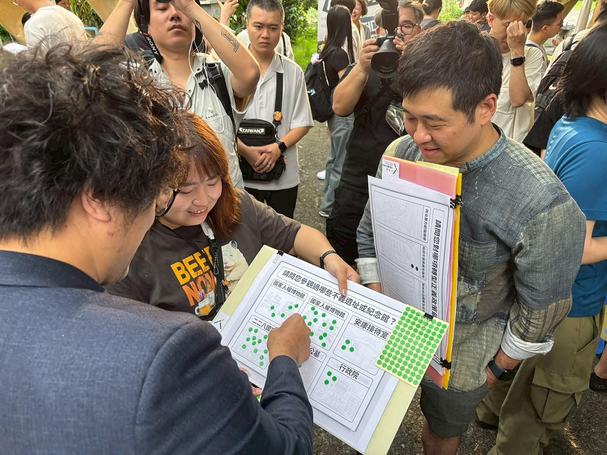 行政院人權及轉型正義處日前在活動中，設計即時貼點活動，邀請民眾分享對轉型正義的想法與期待。 圖：人權及轉型正義處提供