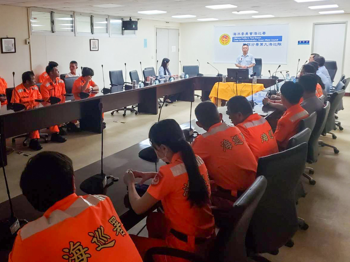 海巡署全面啟動廉能法紀巡迴宣導專案，組成廉政關懷服務團隊，深入第一線辦理國安風險關懷訪視及廉政宣導巡迴活動，並於今（6）日登島向金門海巡人員進行法紀教育宣導。 圖：海巡署提供
