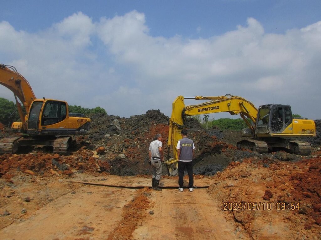 南投縣鹿谷鄉張姓男子提供土地供業者回填鋼筋、瀝青、混凝土塊等營建廢棄物，南投縣環保局113年接獲陳情稽查確認，南投地方檢察署偵辦張男等22名被告違反廢棄物清理法，近日偵結起訴。（檢方提供）中央社記者蕭博陽南投縣傳真　115年5月6日