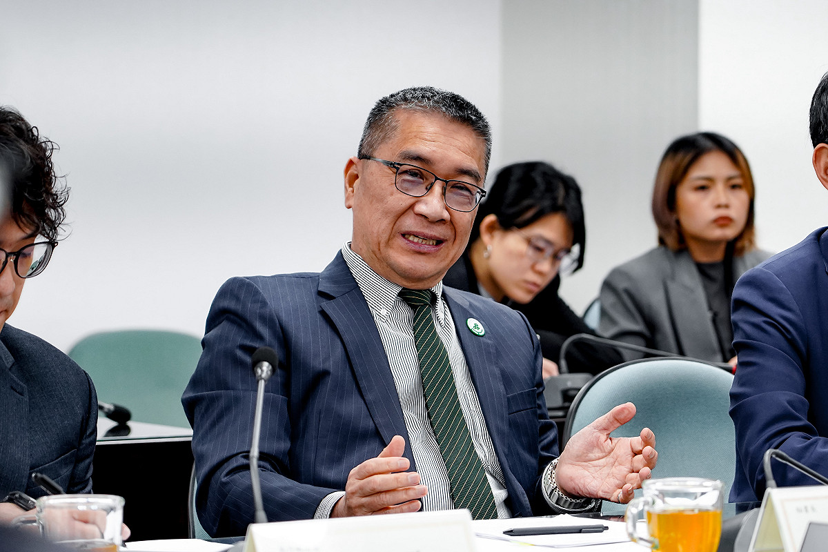 民進黨秘書長徐國勇日前參加民進黨40周年活動時，針對台股飆破四萬點，年輕人卻對此無感，甚至抱怨「都是別人在賺」一事，反問「你難道沒有受益嗎？」的發言引起爭議。 圖：民進黨提供（資料照）