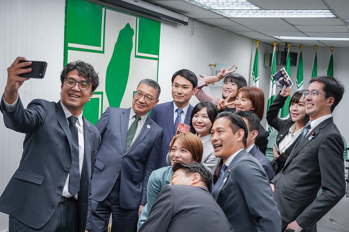 日本自民黨青年局拜會民進黨，與會者一起自拍，氣氛歡樂。 圖：民進黨提供