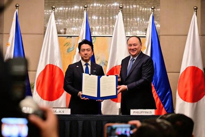 日本防衛大臣小泉進次郎 5 日拜訪菲律賓首都馬尼拉，與菲律賓防長特奧多羅進行會談，決定向菲律賓出口海上自衛隊舊款「阿武隈」級護衛艦，讓菲律賓成為日本修法後首個進口日本殺傷性武器的國家。 圖：翻攝自 @ModJapan_jp X 帳號