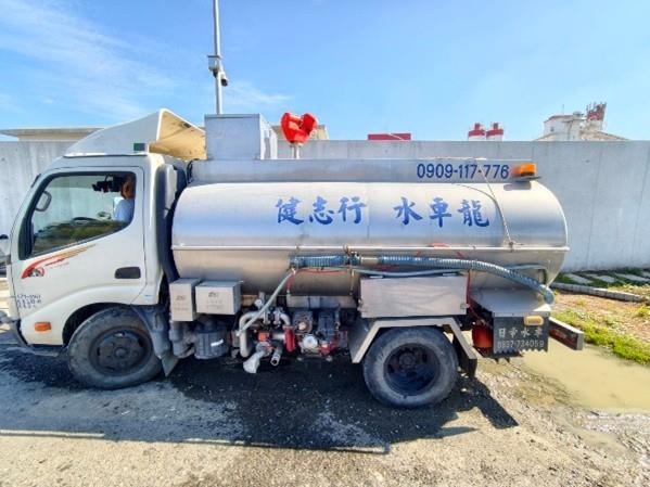 水車至虎尾寮水資源回收中心廠內取用回收水。 圖：台南水利局／提供