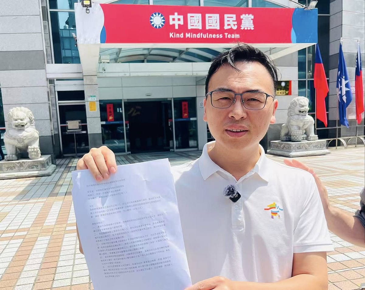 新黨副秘書長游智彬6日向國民黨考紀會遞交檢舉書，指控國民黨立委徐巧芯等8人私下與美國軍火商會面，涉違反《遊說法》規定。 圖：翻攝「臉書」新黨打假除亂粉絲專頁