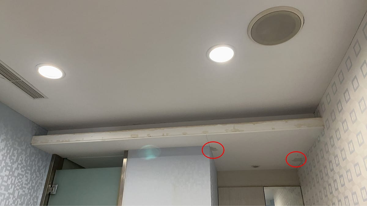 診所分店診療空間天花板有兩處移除監視器痕跡(紅圈處)。 圖：高雄市衛生局/提供