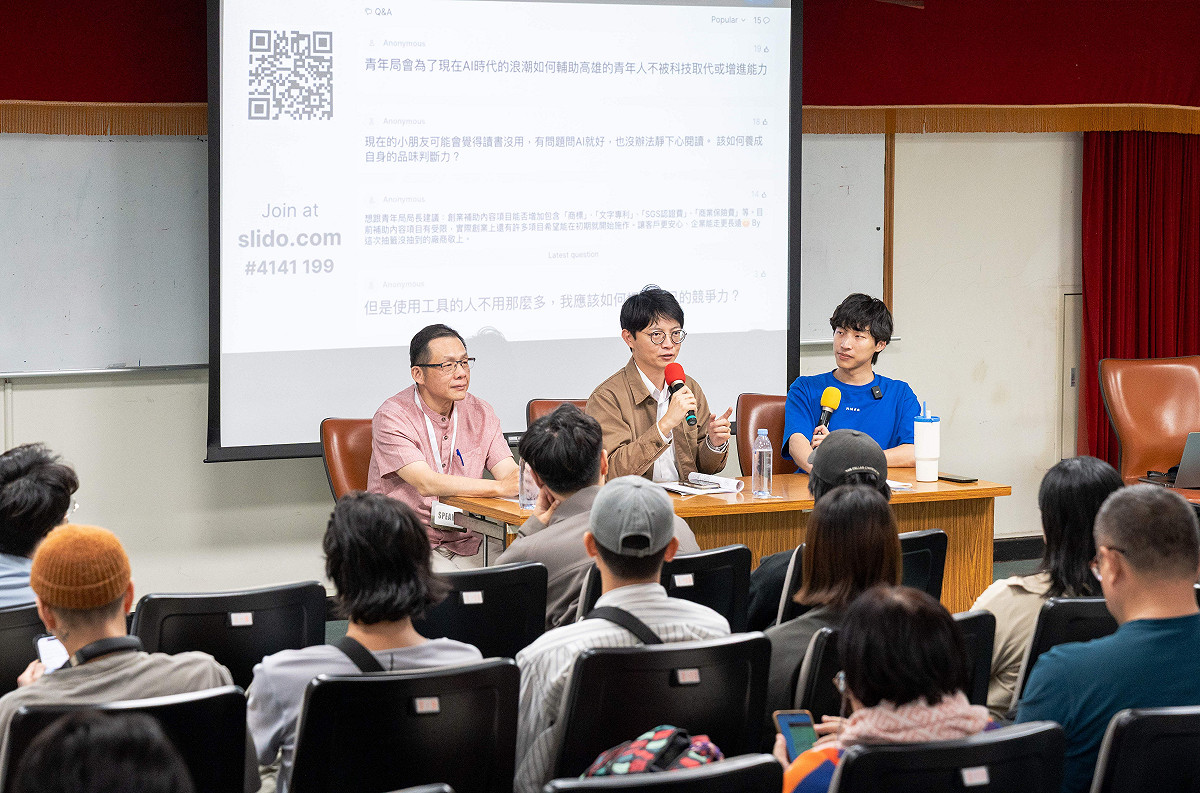 林楷軒(中)、林上哲(右)與杜明德(左)進行三方對談，深入探討AI時代下青年人才所需的核心競爭力。 圖：高雄市青年局/提供