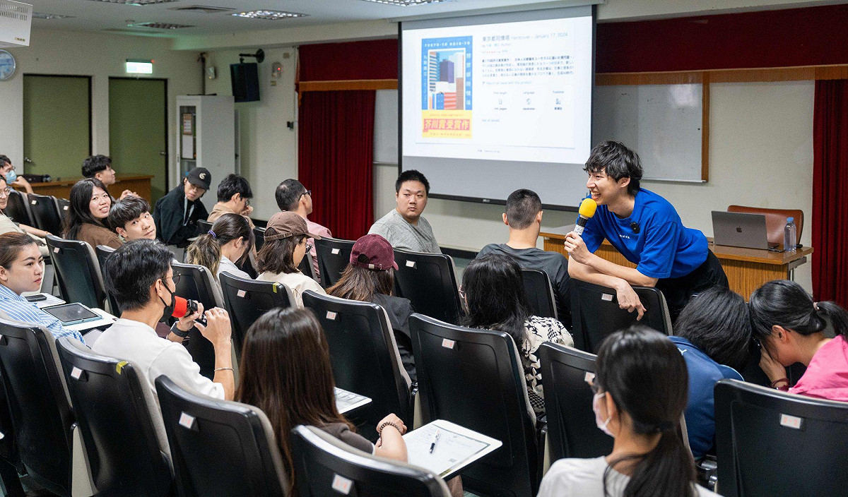 現場青年學子踴躍向林上哲(藍衣者)提問。 圖：高雄市青年局/提供