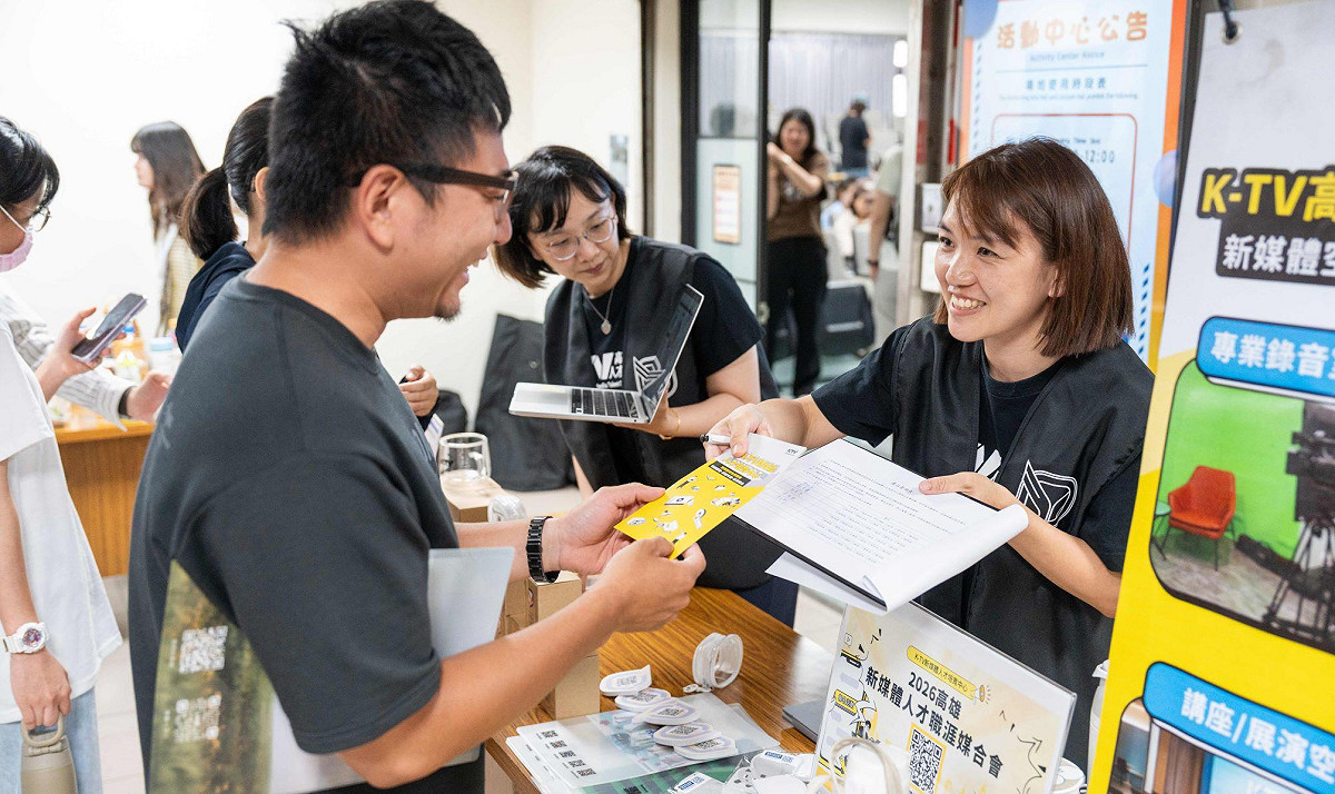 配合「nuva」巡迴活動，「K-TV高雄新媒體人才培育中心」於高師大校園設攤，宣傳新媒體相關課程、場域資源與相關培育活動。 圖：高雄市青年局/提供