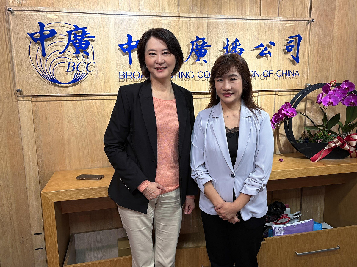 國民黨立委王鴻薇接受中廣《千秋萬世》節目主持人王淺秋專否。 圖：新傳媒/提供