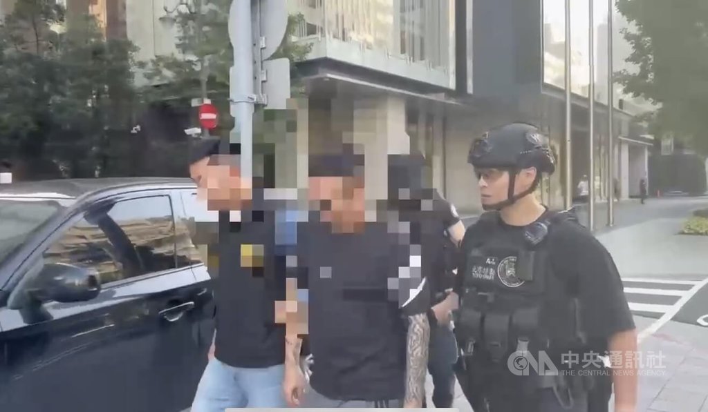 毒駕萬姓男子（左2）6日晚間在北市遇警攔查，竟假意配合後衝撞員警，在場員警連開7槍仍逃逸，經線上警力全面圍捕，萬男7日凌晨在台中落網。（翻攝照片）中央社記者黃麗芸傳真　115年5月7日