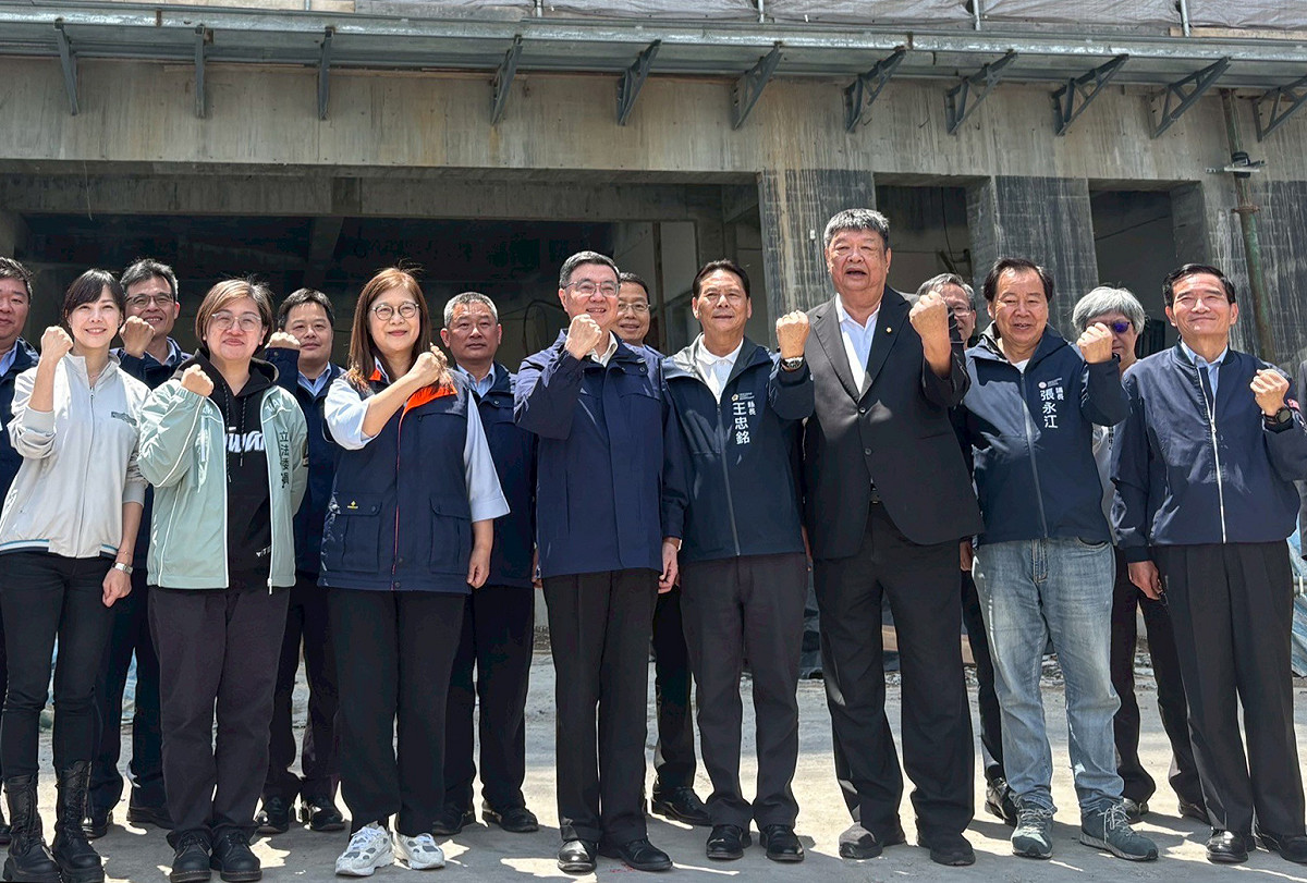 行政院長卓榮泰5月1日赴馬祖視導海巡廳舍工程，海洋委員會主任委員管碧玲全程陪同，參與此活動人員合影。　 圖：海巡署提供