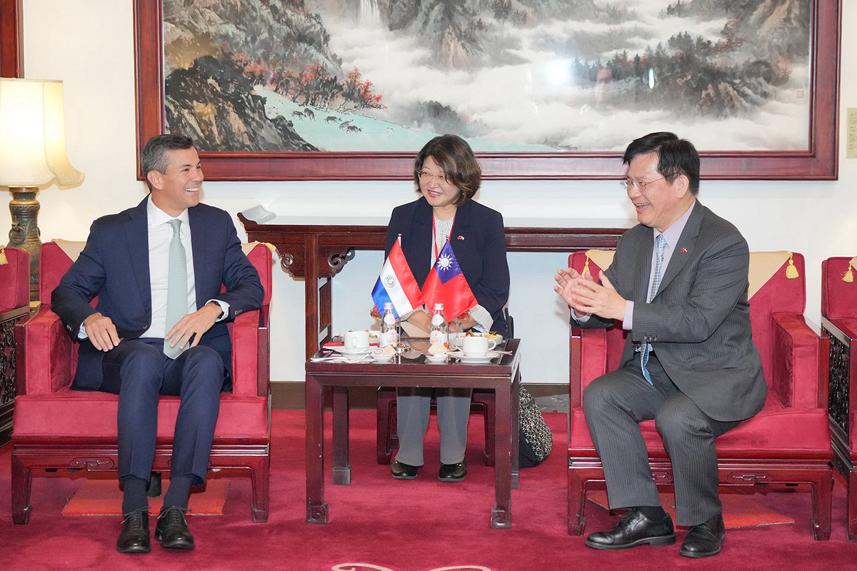 巴拉圭共和國總統貝尼亞（Santiago Peña）與外交部長林佳龍會晤。 圖：翻攝自林佳龍臉書