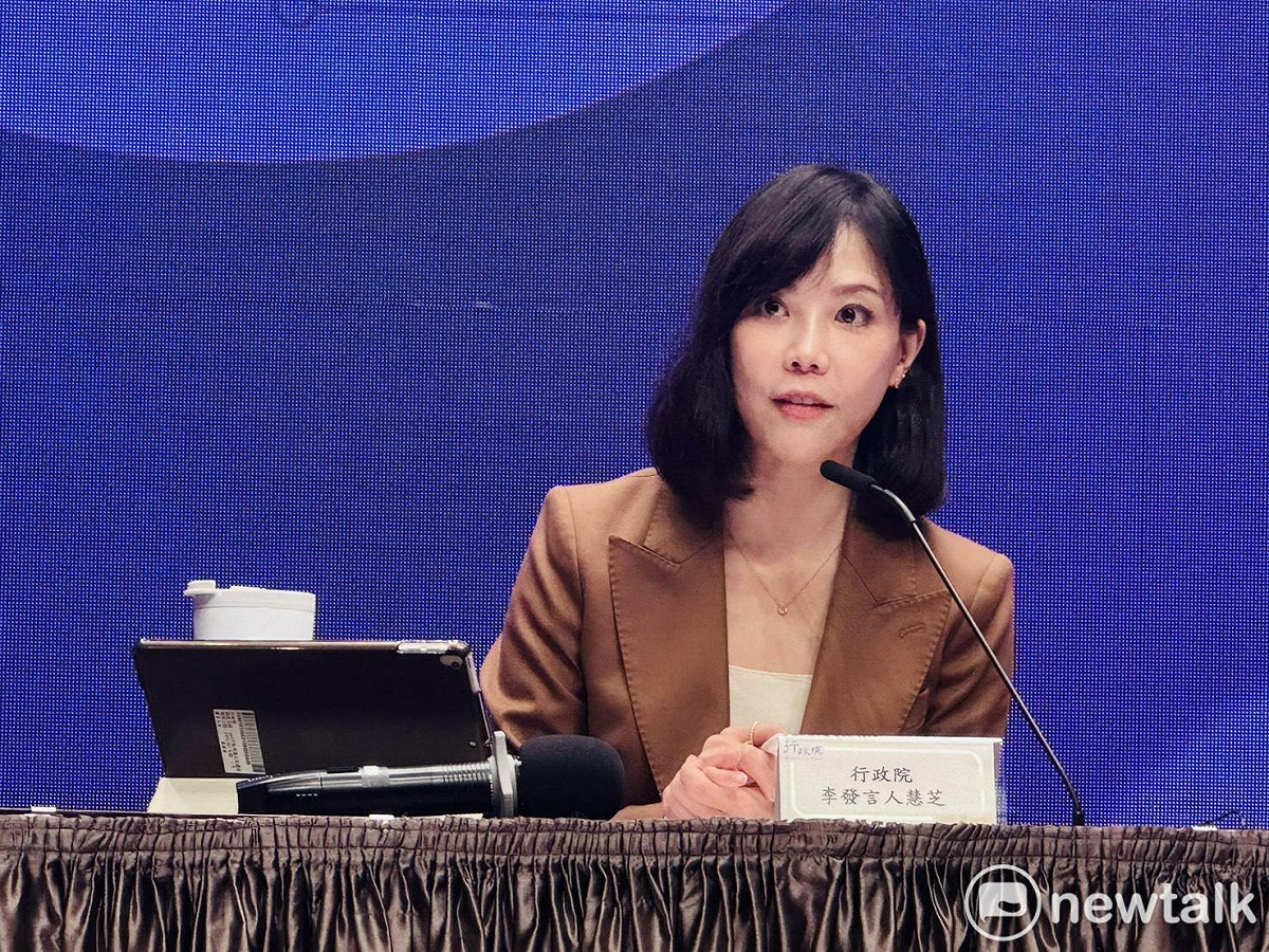 行政院發言人李慧芝今（7）天主持院會後記者會時，進行卓榮泰院長在會中的提示轉述。 圖：謝莉慧/攝