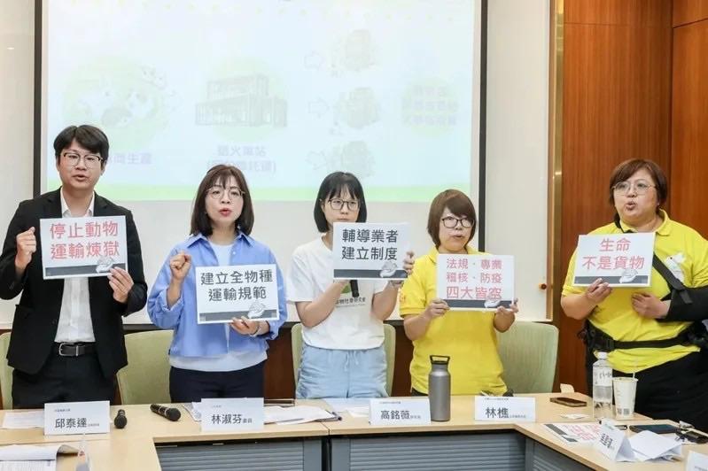 台灣愛兔協會、台灣動物社會研究會今（7）日偕民進黨立委林淑芬、國民黨立委洪孟楷召開記者會，揭露台灣長期被漠視的「商業動物運輸」，呼籲農業部儘快針對《動物運送管理辦法》修法。 圖：台灣愛兔協會提供