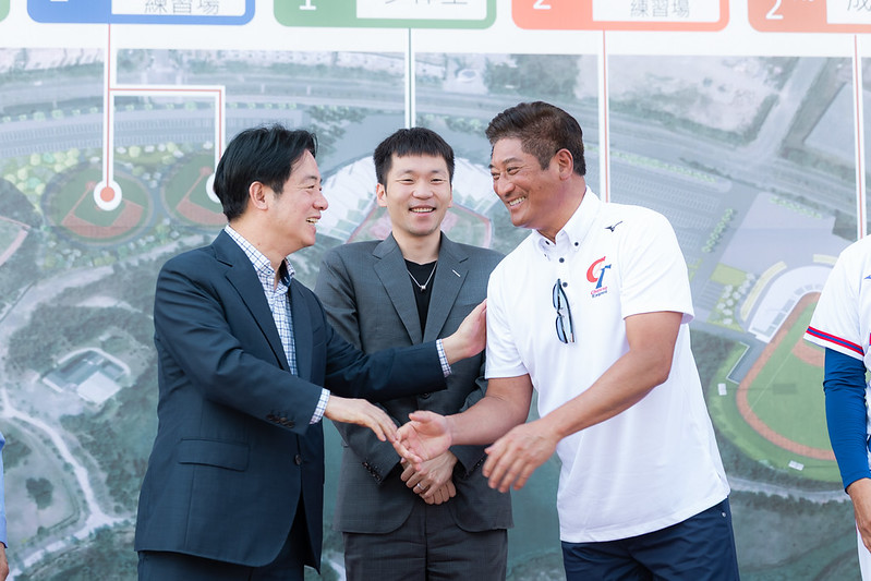 賴清德、運動部長李洋、中華民國棒球協會理事長辜仲諒。 圖：總統府提供