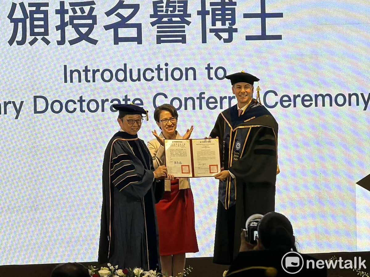 巴拉圭共和國總統貝尼亞（Santiago Peña）榮獲台科大管理學名譽博士，並由蕭美琴見證。 圖：高逸帆／攝