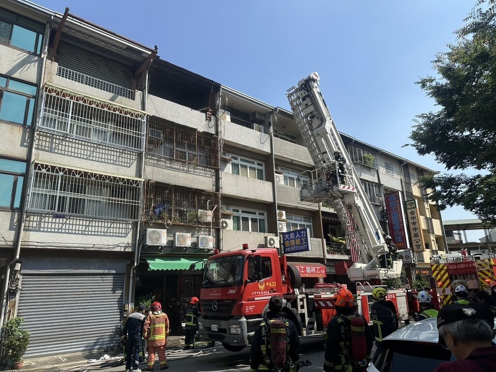 台中市西區一家電器行7日發生火警，消防局獲報到場滅火，並救出一名受困婦人，所幸並無大礙，警消初步調查應為無線電電池燃燒釀災。（民眾提供）中央社記者蘇木春傳真　115年5月7日