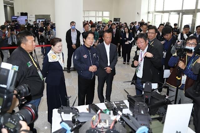 賴清德總統在嘉義縣長翁章梁的陪同下，參訪亞洲無人機AI創新應用研發中心。 圖：嘉義縣政府提供