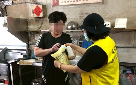 衛生所防疫同仁至餐廳發放漂白水，輔導店家落實自主環境清潔消毒。 圖：高雄市衛生局/提供
