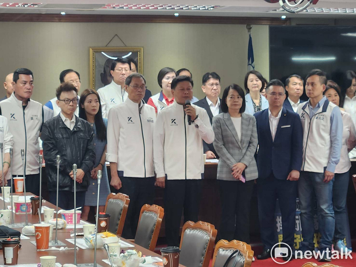 國民黨團總召傅崐萁說明這次藍白共同提出的軍購版本，是立法院長韓國瑜、台中市長盧秀燕、民眾黨主席黃國昌與國民黨主席鄭麗文的共識。 圖：黃建豪/攝