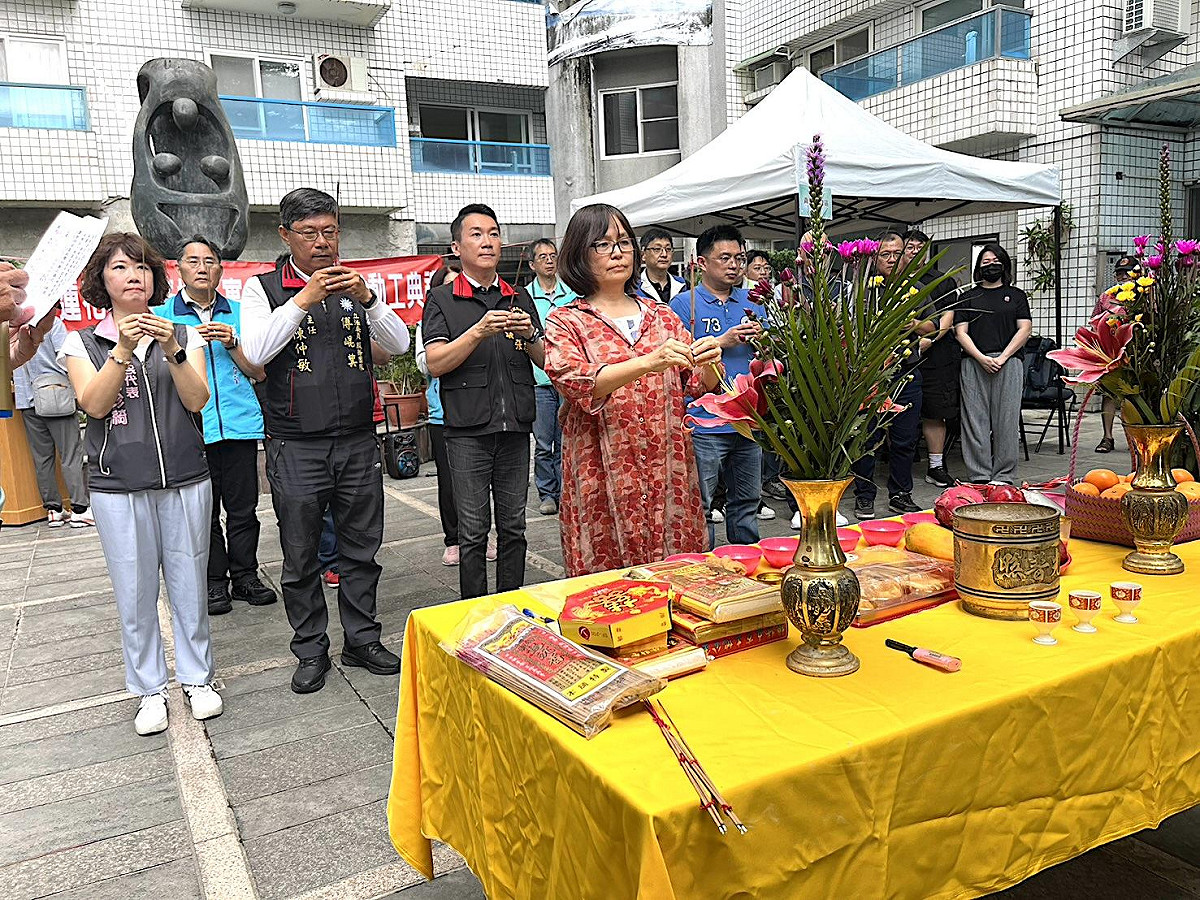 蓮花大樓社區弱層補強動工典禮-祈福拜拜。 圖：國土署提供
