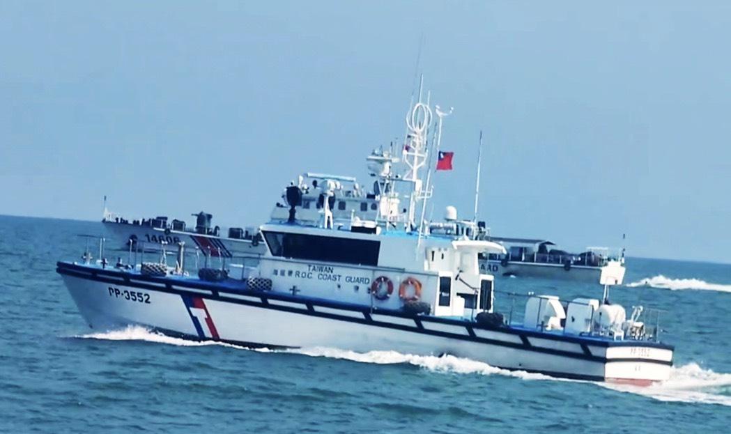 海巡署金馬澎分署表示，偵測到中國4艘海警船編隊侵擾金門水域，海巡署立即派出海巡艇併航監控、驅離。 圖：金門海巡隊提供