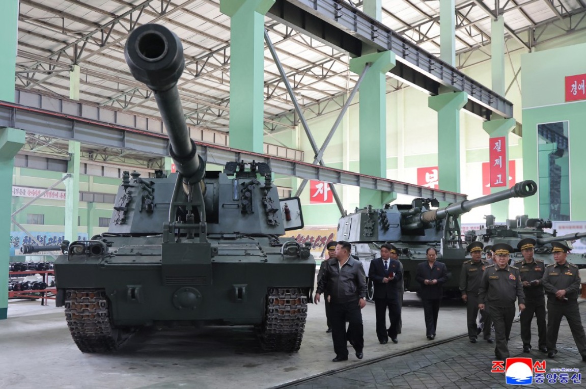 北韓領導人金正恩5月初視導軍工企業，其中155毫米自行加農榴彈炮將部署兩韓邊界。 圖：翻攝朝中社