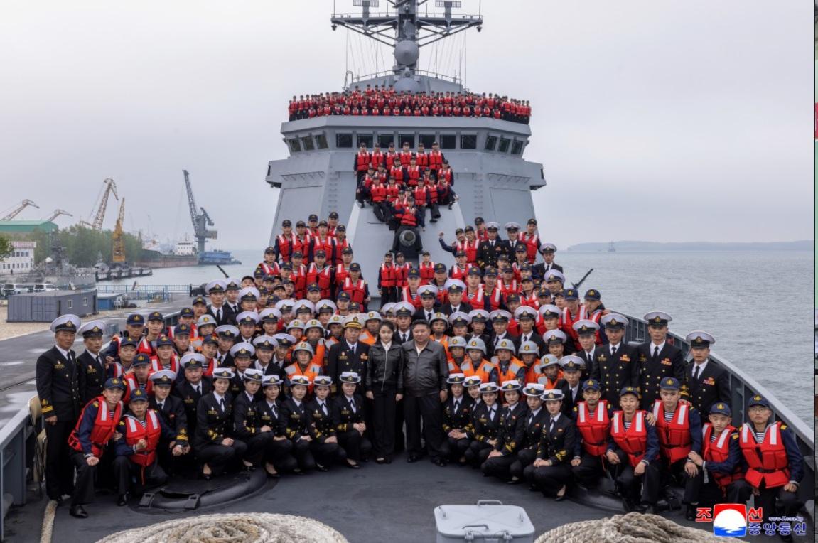 北韓領導人金正恩與「崔賢號」驅逐艦官兵合影，其中最搶鏡的則是可能的「接班人」金主愛。 圖：翻攝朝中社