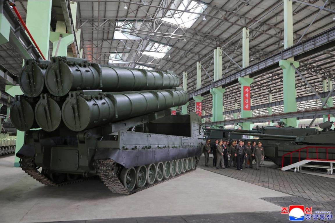 北韓領導人金正恩視導軍工企業。圖為600公釐火箭炮。 圖：翻攝朝中社