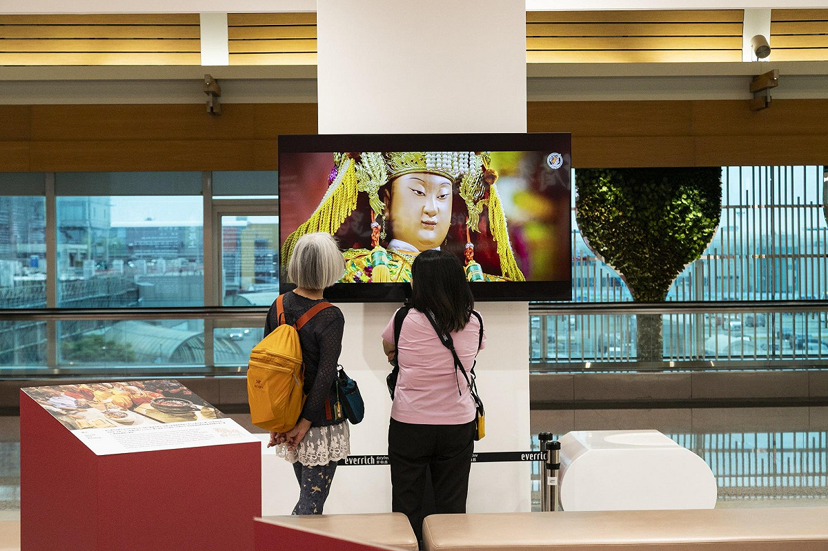 台灣傳統信仰文化在國門，吸引旅客在候機時停下腳步細細品味。 圖：財團法人昇恒昌基金會／提供
