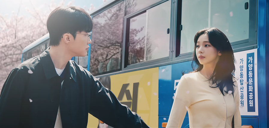 Faker(左)近期與Karina合體拍攝廣告。影片中Faker牽著Karina的守，並向她表白「我喜歡妳」。 圖：翻攝自 Google Play Korea YT頻道