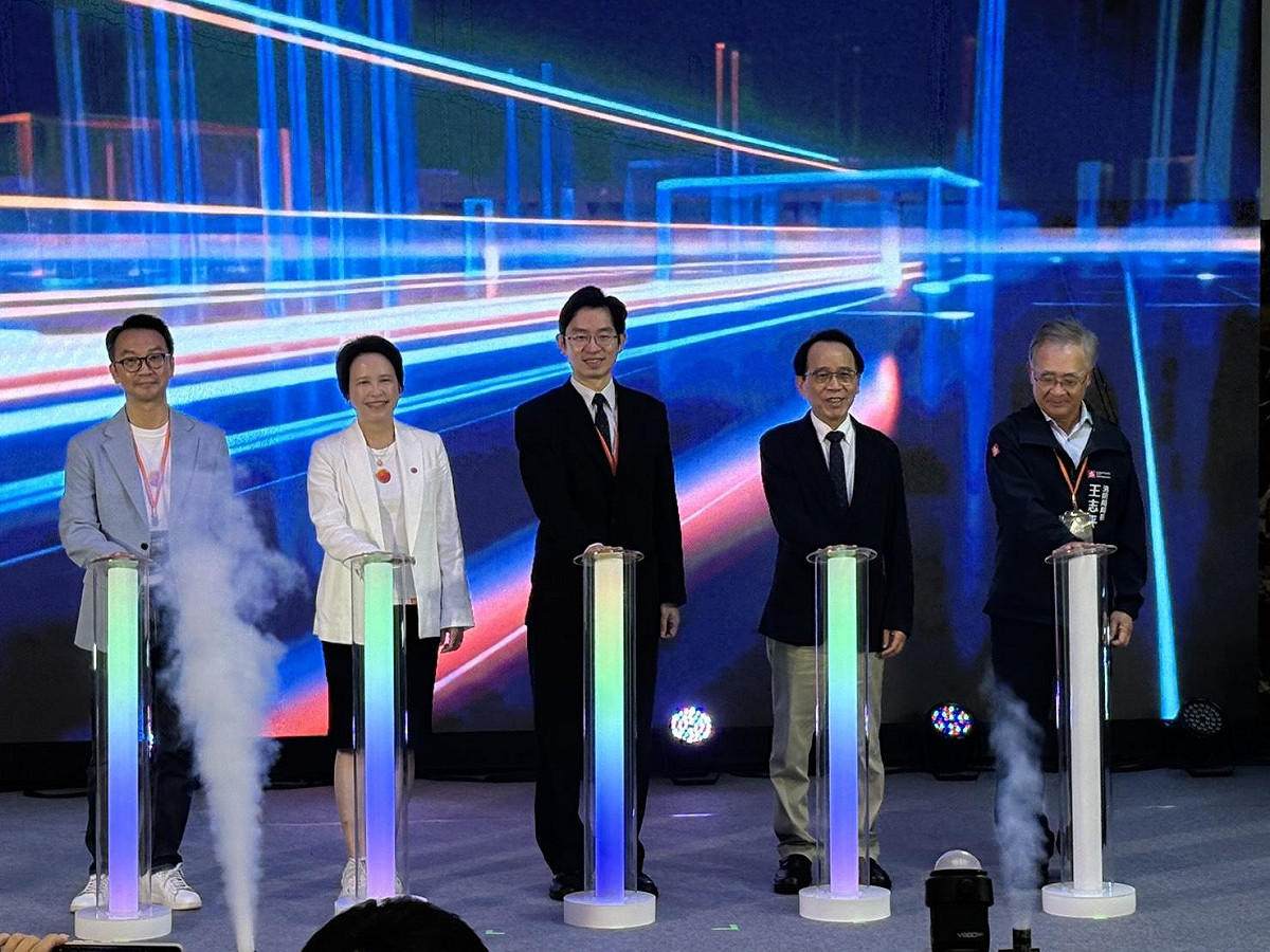 -5G智慧消防輔助救援系統啟動。 圖：高雄市消防局/提供
