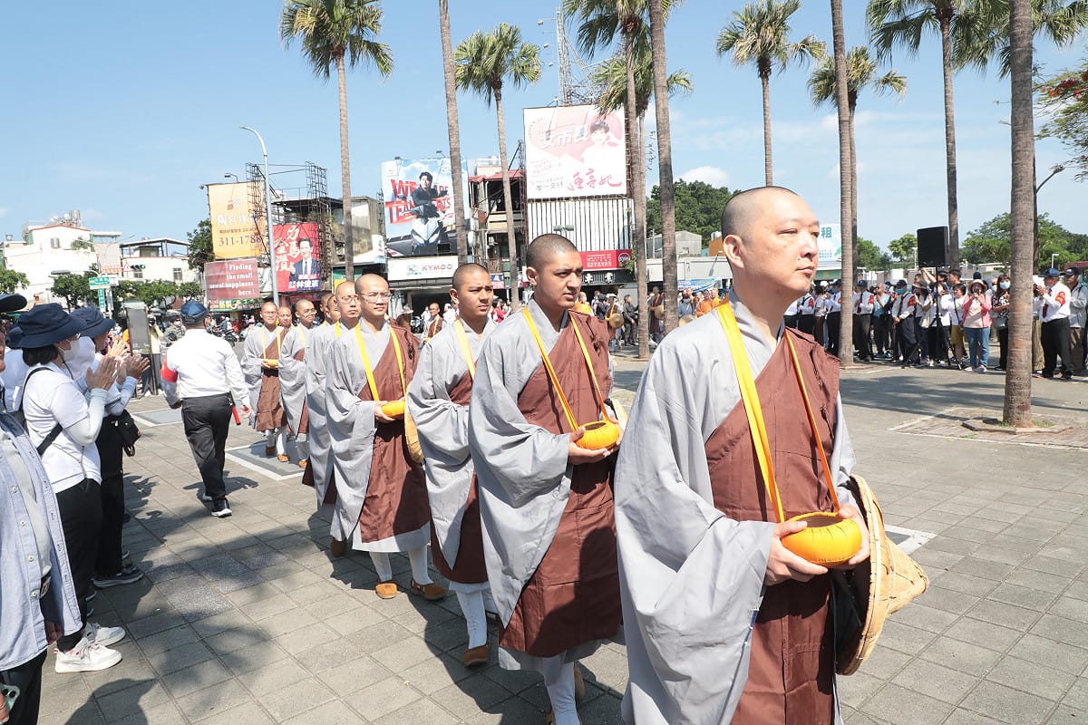 佛光山「2026年傳授國際萬佛三壇大戒」行腳托缽祈福活動抵達台南，百餘位行腳僧上午9時自北區台南公園啟步，台南市長黃偉哲特別到場感謝法師們在行腳過程中，把祝福帶進街巷，把安定帶進人心，並為台南市民祈福，讓這座城市多一分溫暖與善意。 圖：台南市政府提供