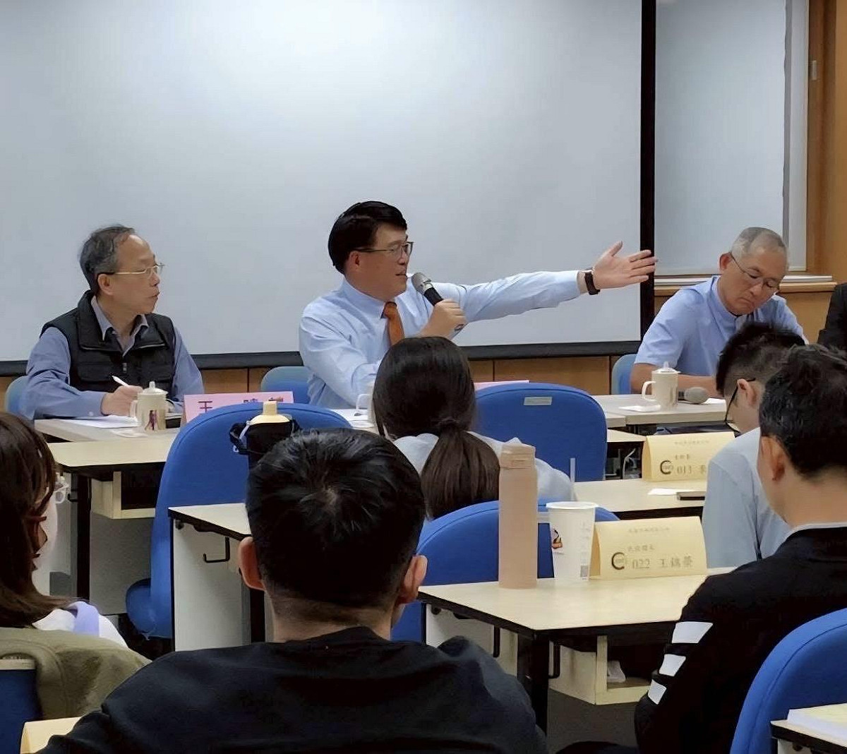 中選會主任委員游盈隆主持選務幹部人員講習綜合座談。 圖：中選會提供